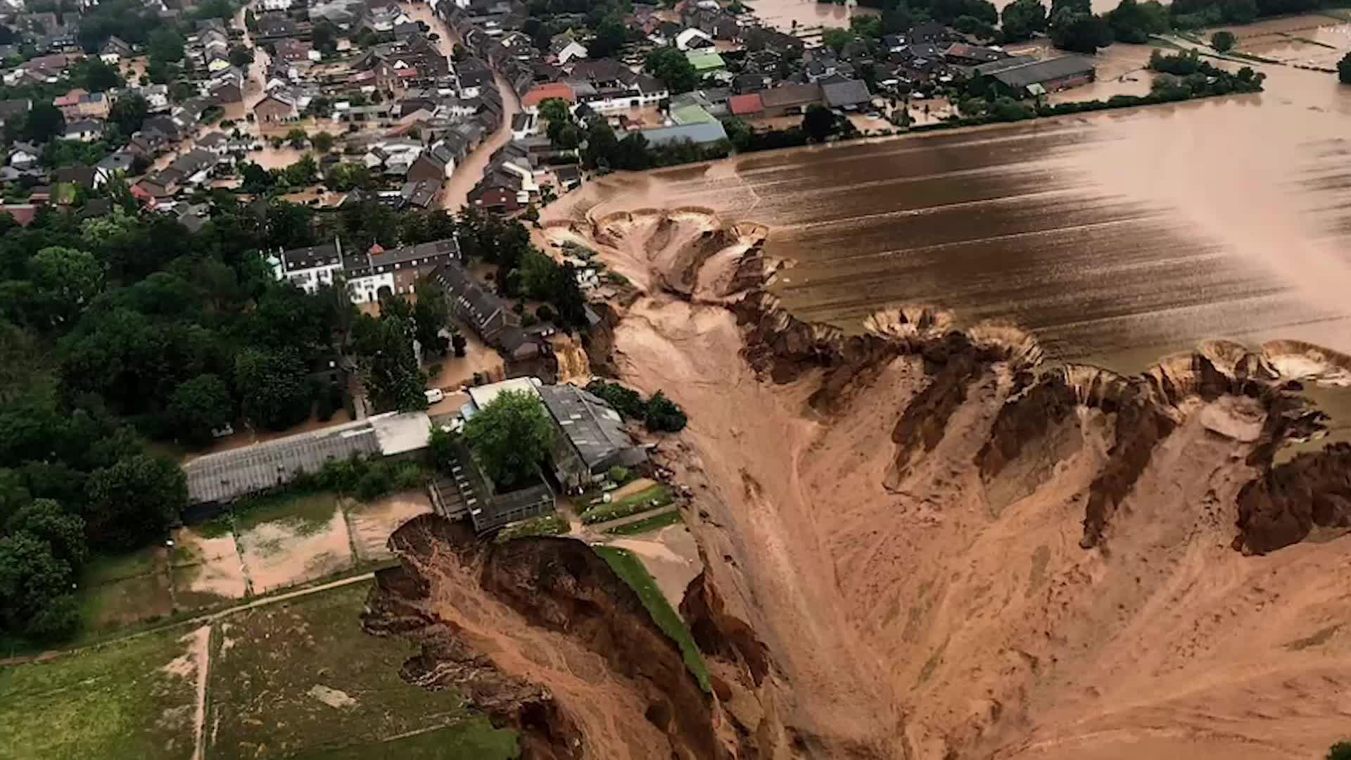 德国暴雨引发小镇泥石流流体划出300米巨痕大坝现裂缝几近崩溃