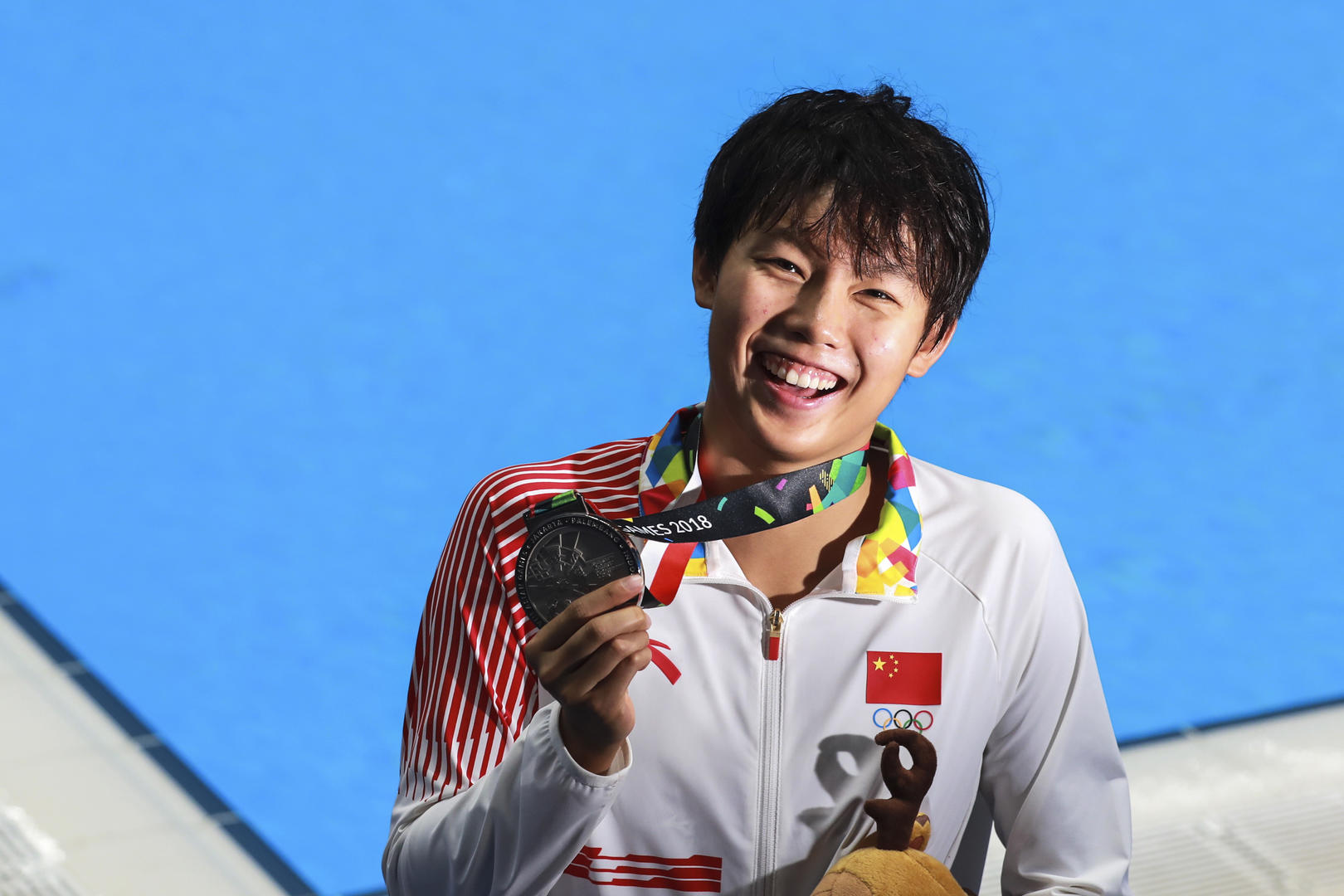 四朵金花破世界纪录夺冠游得最快的杨浚瑄游泳圈里画画最好的人