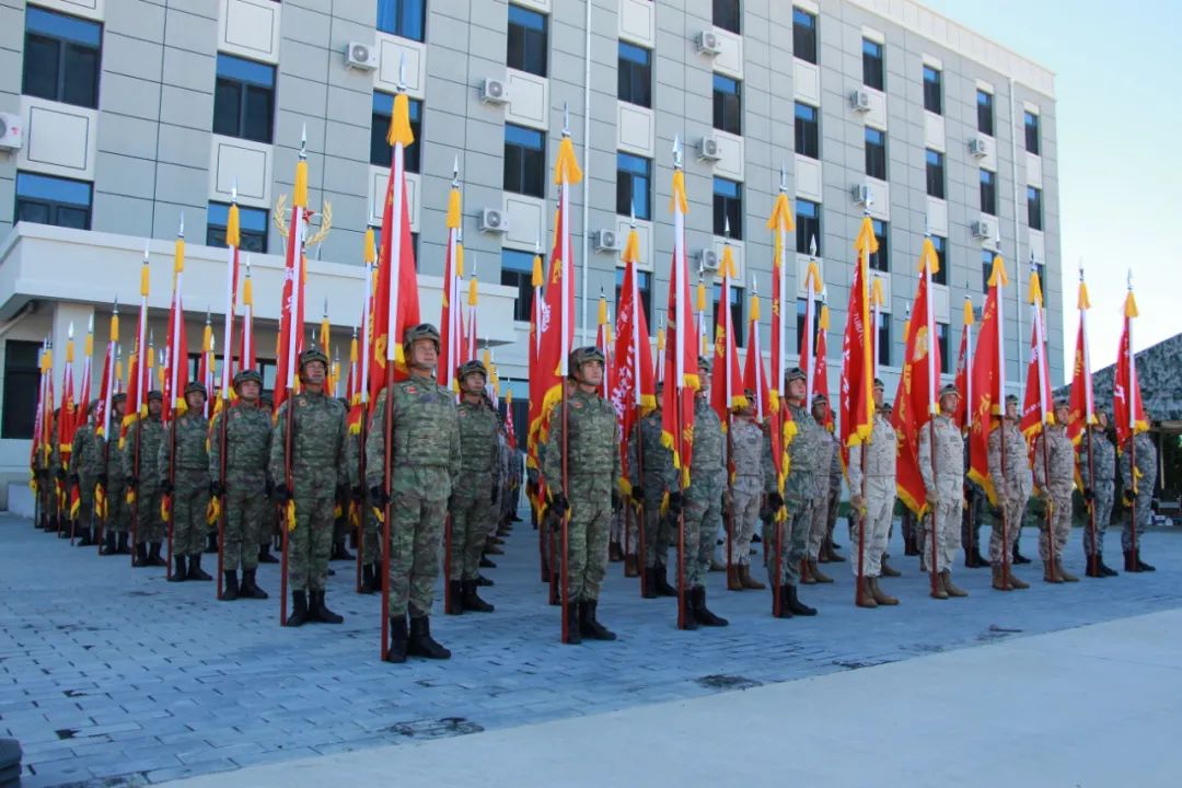 2019年国庆70周年阅兵仪式上,100面荣誉战旗方队列阵通过天安门广场.