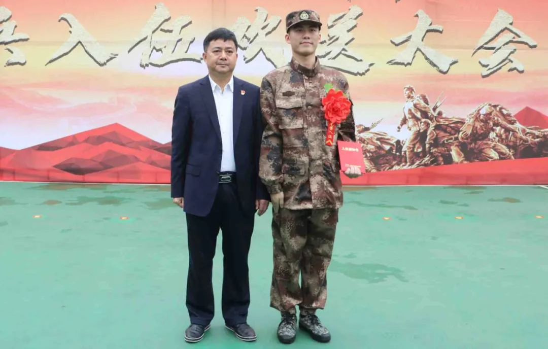 尊崇军人2021年上半年崇左市主要领导与入伍新兵单独合影