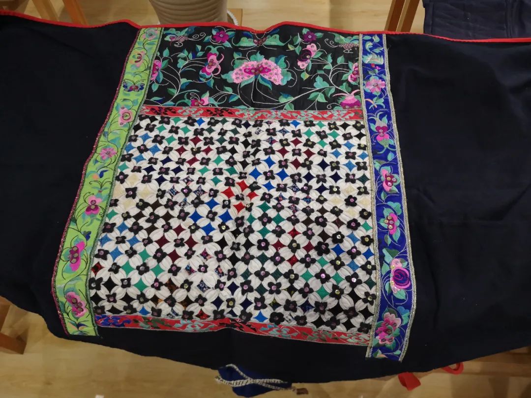 悦听云南小小背带花样多