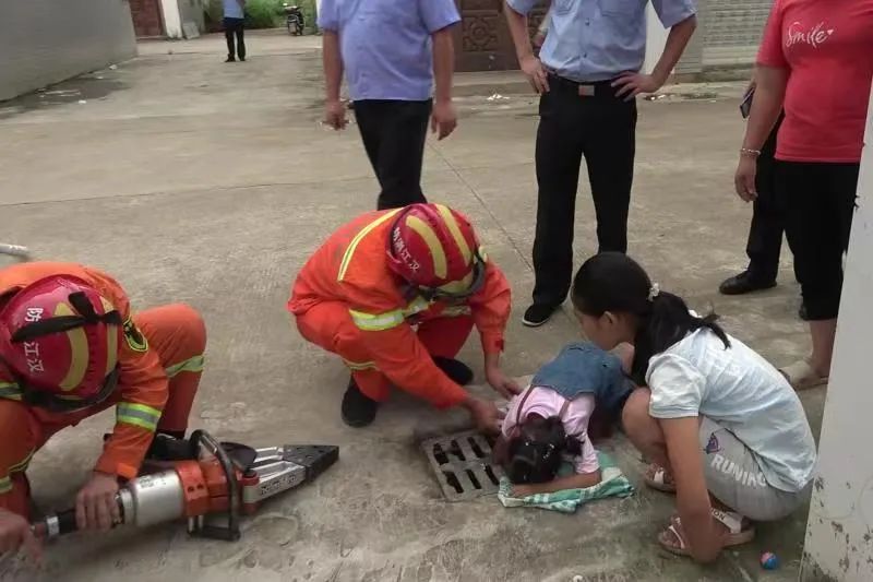 汉江消防就遇到了井盖卡手臂的危险湖北天门一名2岁女童8月29日就会给
