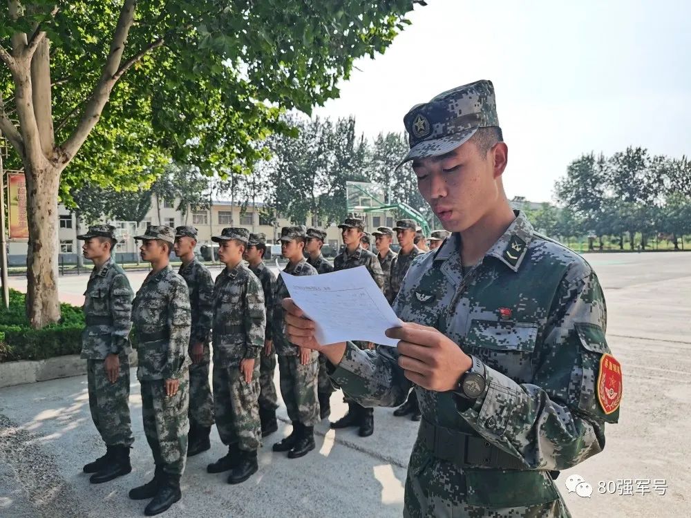 不足，有效促进部队形成良好的作风纪律，为下一步驻训任务夯实了基础。“肖俊！五班！文富灏！迫击炮班……