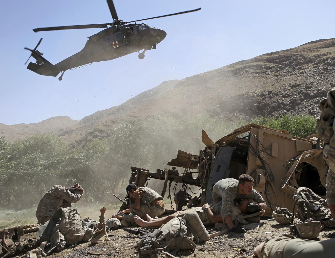 2009年8月19日，在阿富汗瓦尔达克省（Wardak），一架直升机着陆疏散受伤的美军士兵。.jpg