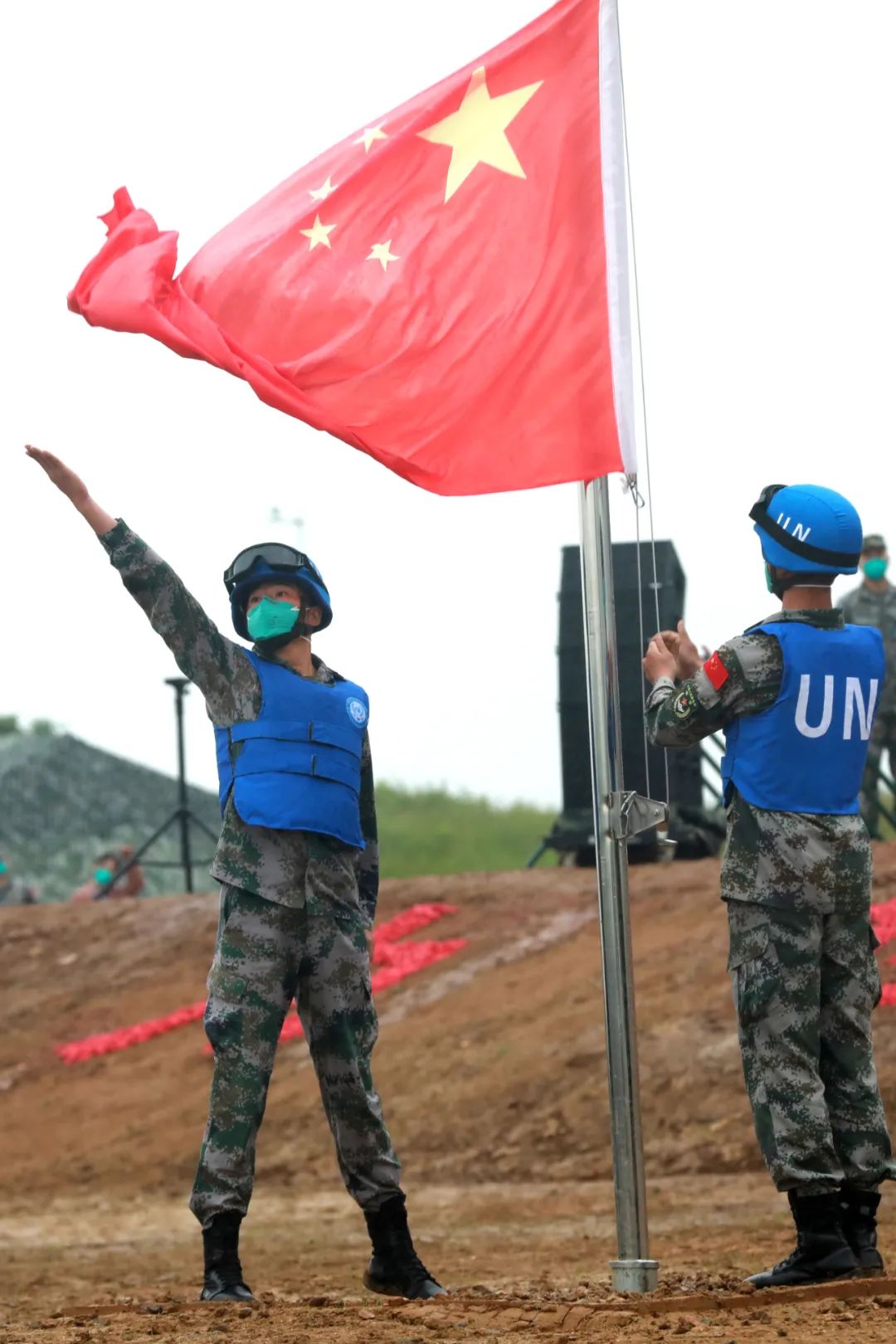 国旗臂章"中国营"后矗立着的五星红旗开始仪式现场升起的五星红旗红色