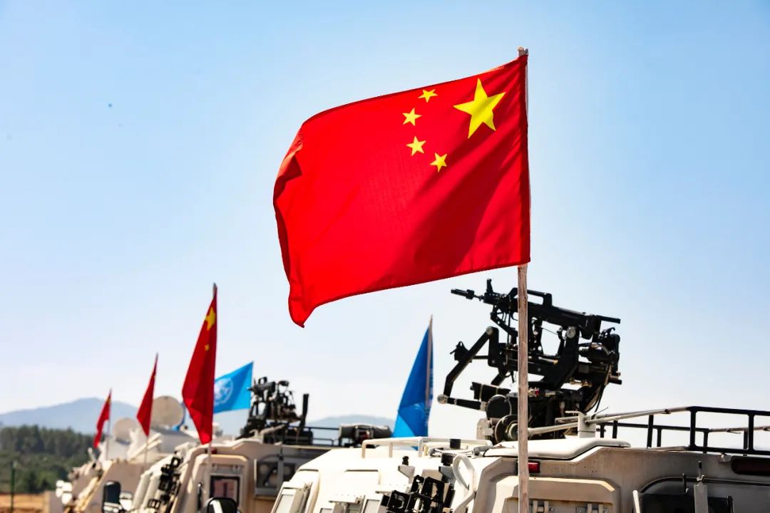 一如中国军人维护世界和平的赤诚成为演习场上动人的颜色这抹"中国红"