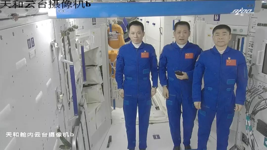 中国航天员|平安着陆，生日快乐！“出差三人组”回家过中秋，网友提问亮了