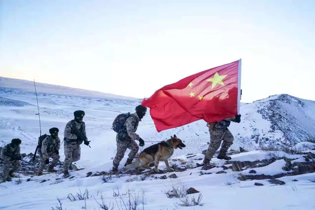 他们是中国军人有他们的身影大漠戈壁,深山丛林雪域高原,边防一线他们