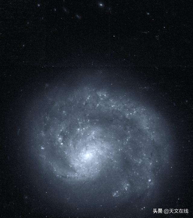 天文|我就奇了怪了，这个星系为何只有一条旋臂？
