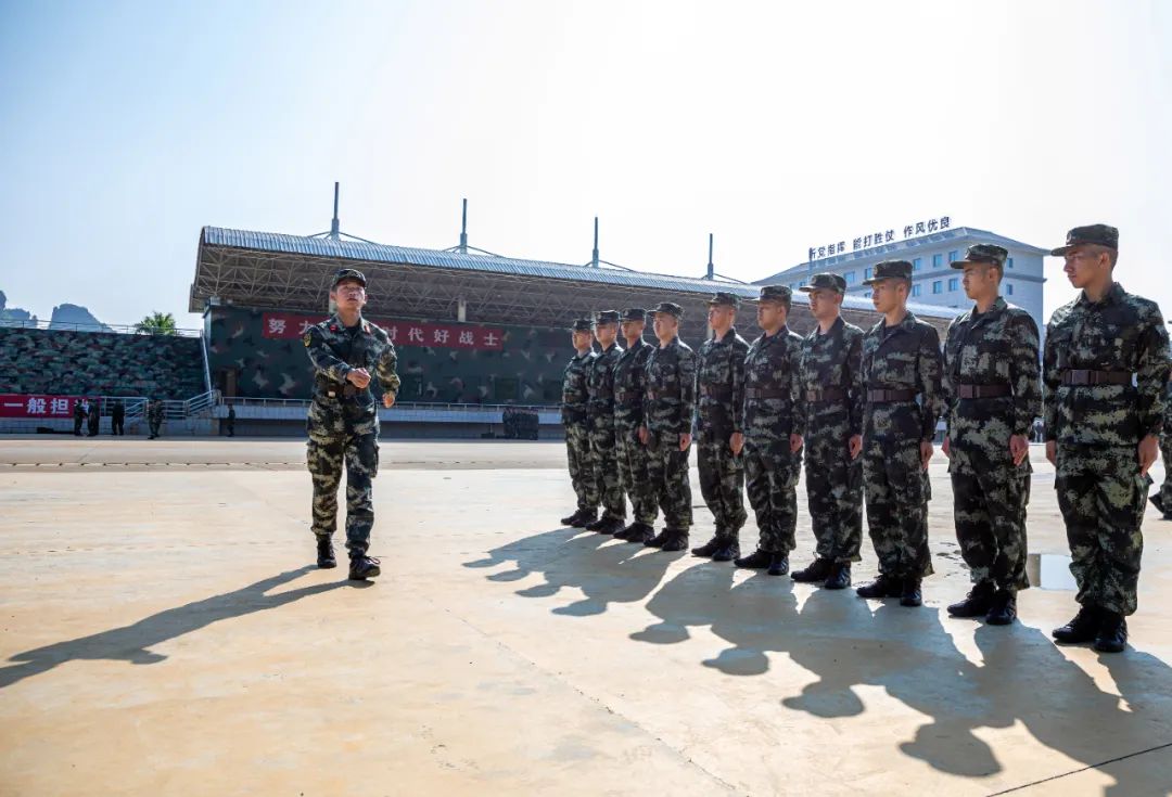 橄榄绿方阵丨立正齐步走武警广西总队开展新兵适应性训练