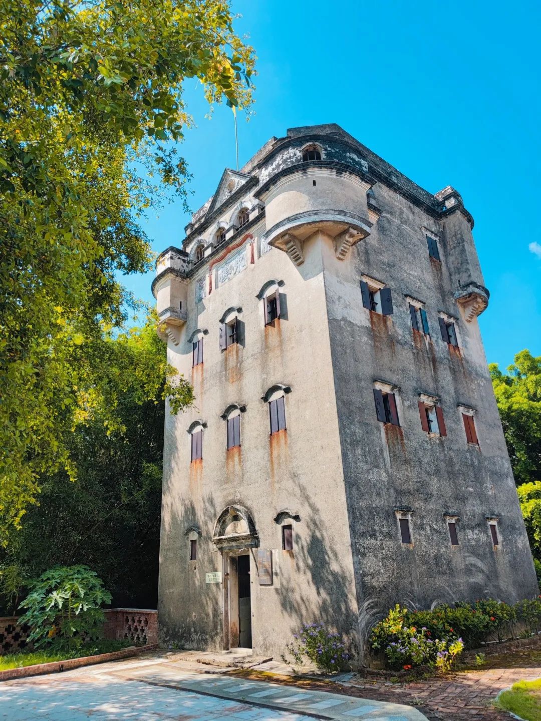 凤仪里古村落由碉楼,田野,古井,鱼塘,翠竹环绕等组成,是最典型的开平