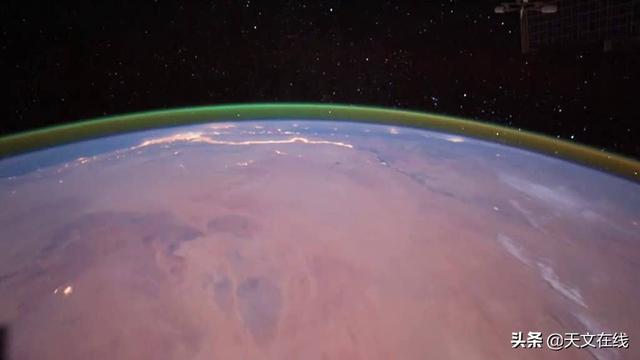 大气层|火星大气层中泛着点点绿光，因为氧气的作用而产生