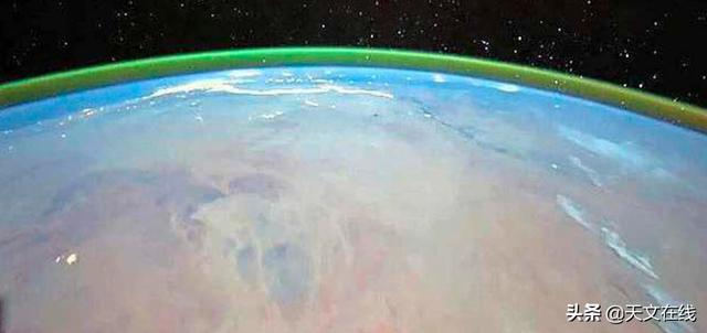 大气层|火星大气层中泛着点点绿光，因为氧气的作用而产生