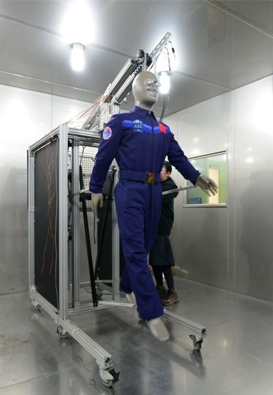 东华大学|神舟十三号即将发射，航天员“衣柜”上新，带你走近这些“太空高定”