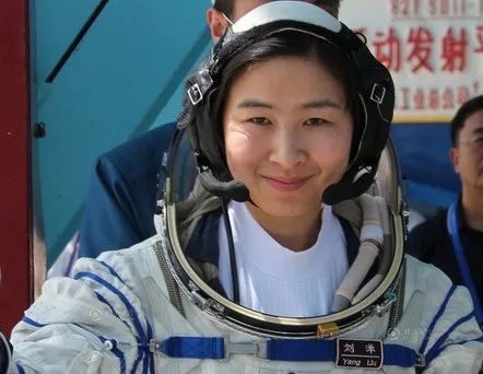 王亚平|太空住半年，女航天员来例假怎么办？