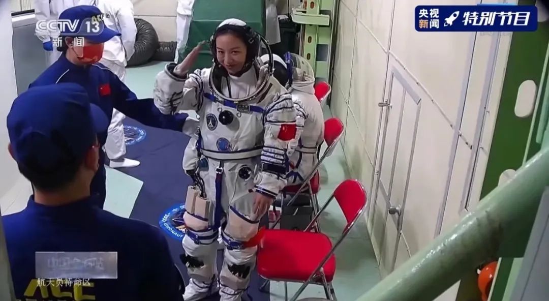 王亚平|太空住半年，女航天员来例假怎么办？