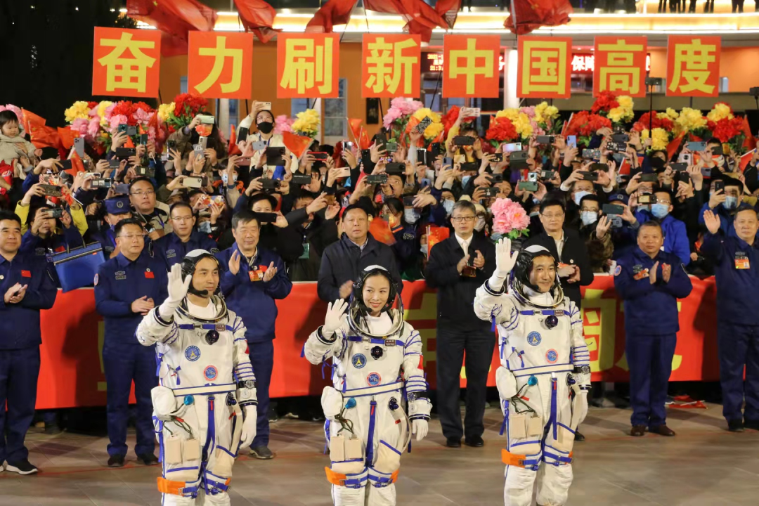 飞船|神舟十三号发射成功！航天央企“神箭”载神舟，一骑会天和！