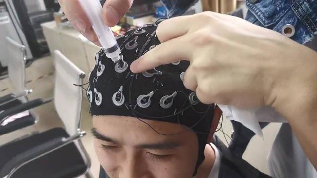脑机接口|偏瘫患者福利来了！国内首款便携式脑机接口卒中居家康复仪由重庆