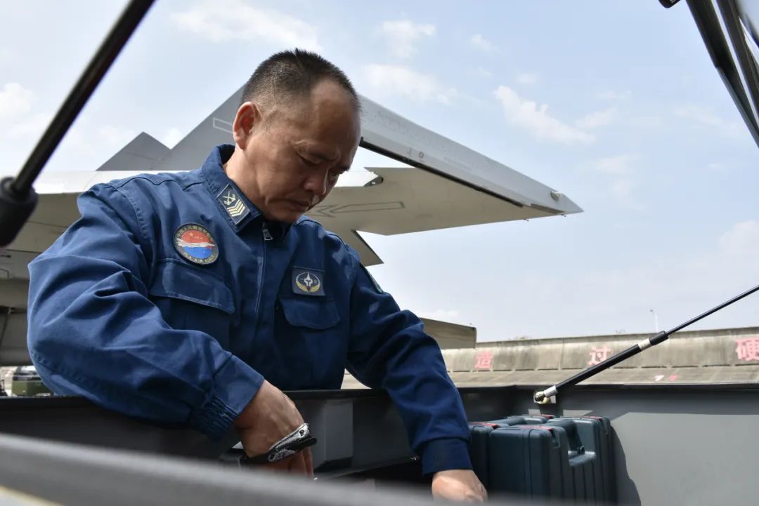 家属同行荣光共享南部战区空军组织第三批优秀士官专项疗养