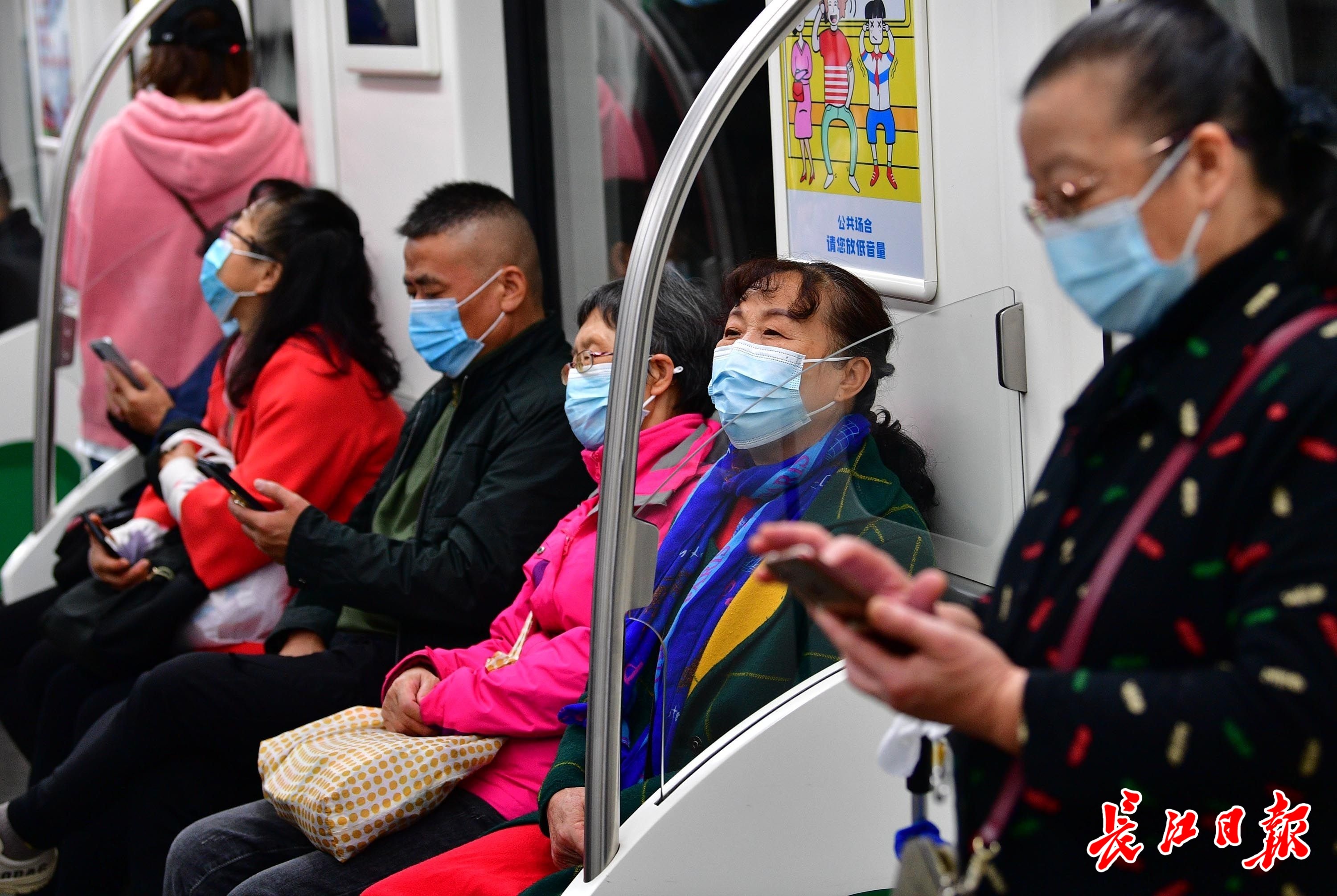看着大家都戴口罩感到很安心武汉地铁常态化防疫不放松
