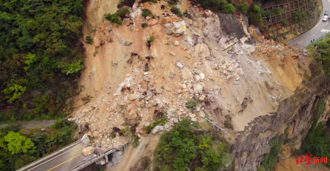 此前山体滑坡塌方导致道路中断康勇 红星新闻记者 汤小均编辑 于曼