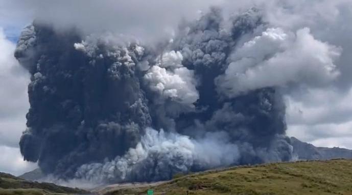 阿苏山爆发图片