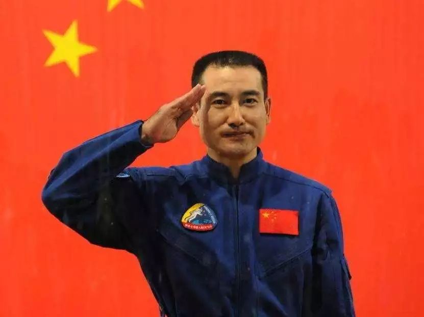 翟志刚|他是母亲炒瓜子养大的航天英雄，跟邻居借钱送他去上飞行学院……