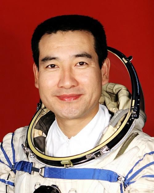 翟志刚|他是母亲炒瓜子养大的航天英雄，跟邻居借钱送他去上飞行学院……