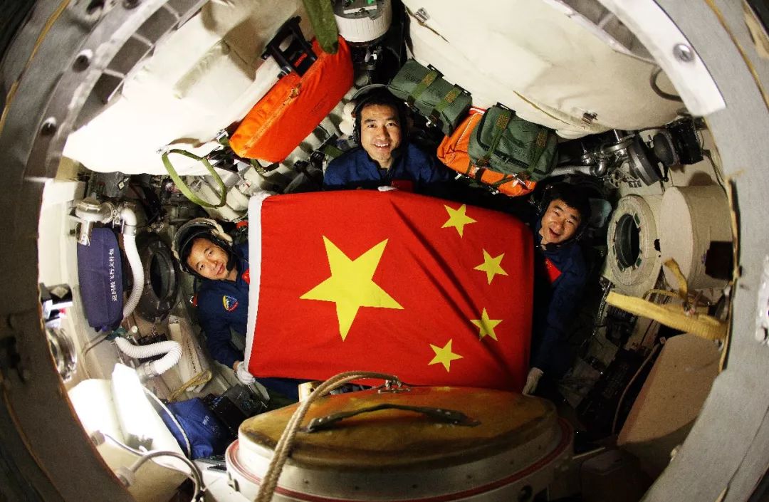 翟志刚|他是母亲炒瓜子养大的航天英雄，跟邻居借钱送他去上飞行学院……