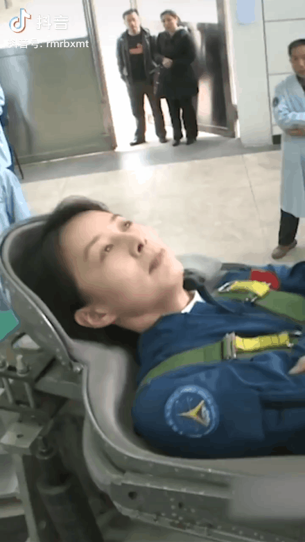 翟志刚|他是母亲炒瓜子养大的航天英雄，跟邻居借钱送他去上飞行学院……