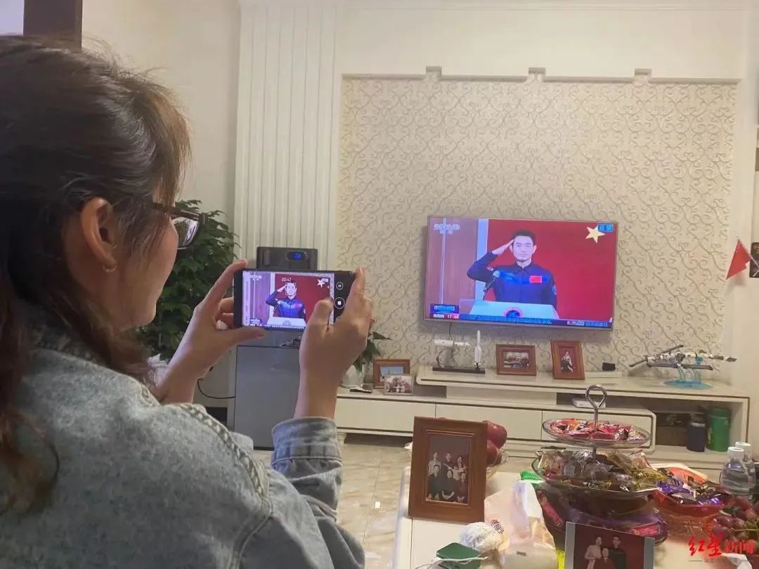 翟志刚|他是母亲炒瓜子养大的航天英雄，跟邻居借钱送他去上飞行学院……