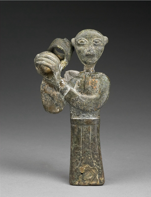 弓鱼国墓地小铜人图片来源:宝鸡青铜器博物院金沙小铜立人图片来源