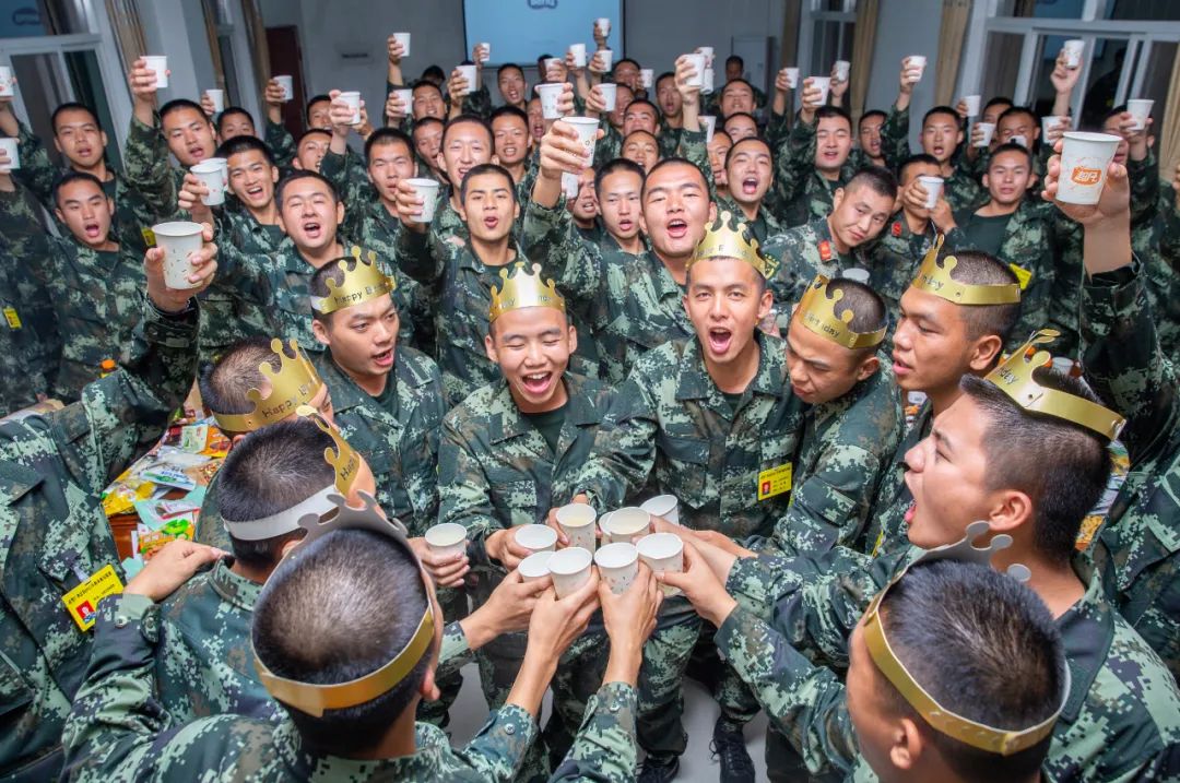 语,个个洋溢着快乐与幸福,流露着感动与激情,营造出温暖如家,团结友爱