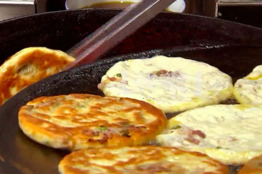 『春 卷』射洪春卷,是一种地道小吃大米磨面烫皮备以萝卜丝,海带丝