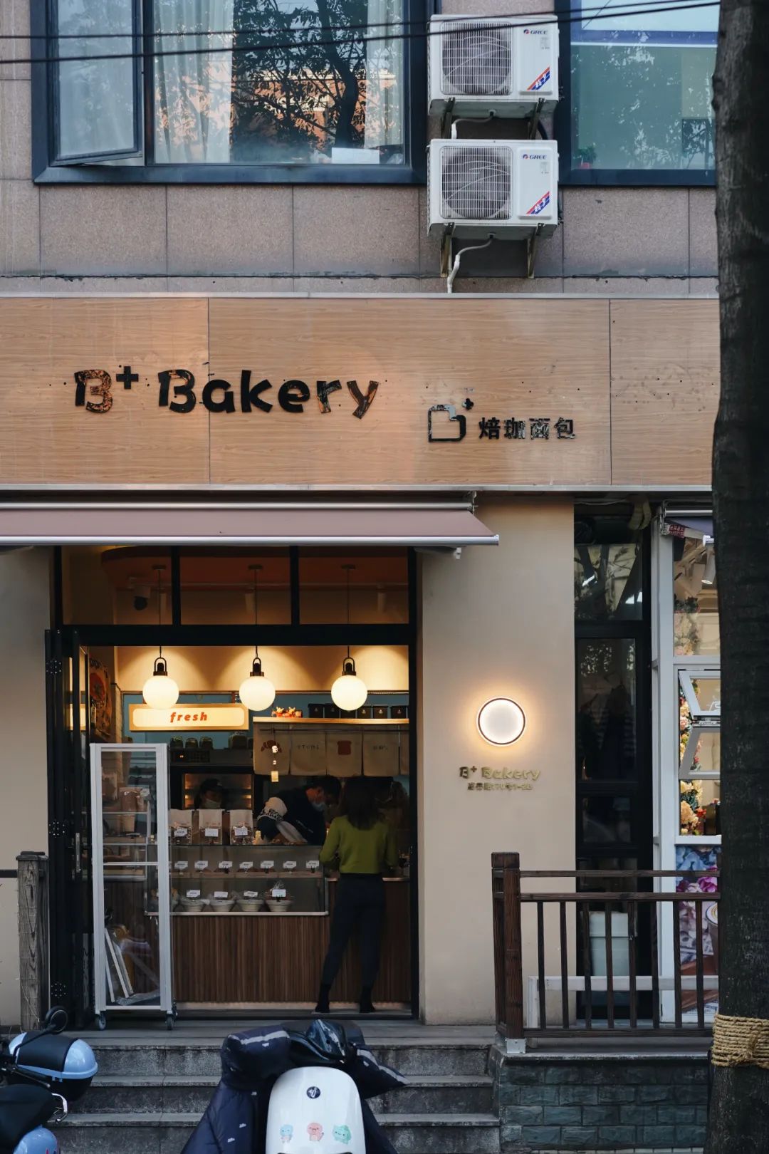 嘉善路上只限外带的宝藏面包店,门面虽小也不起眼,但周围街坊都会买这