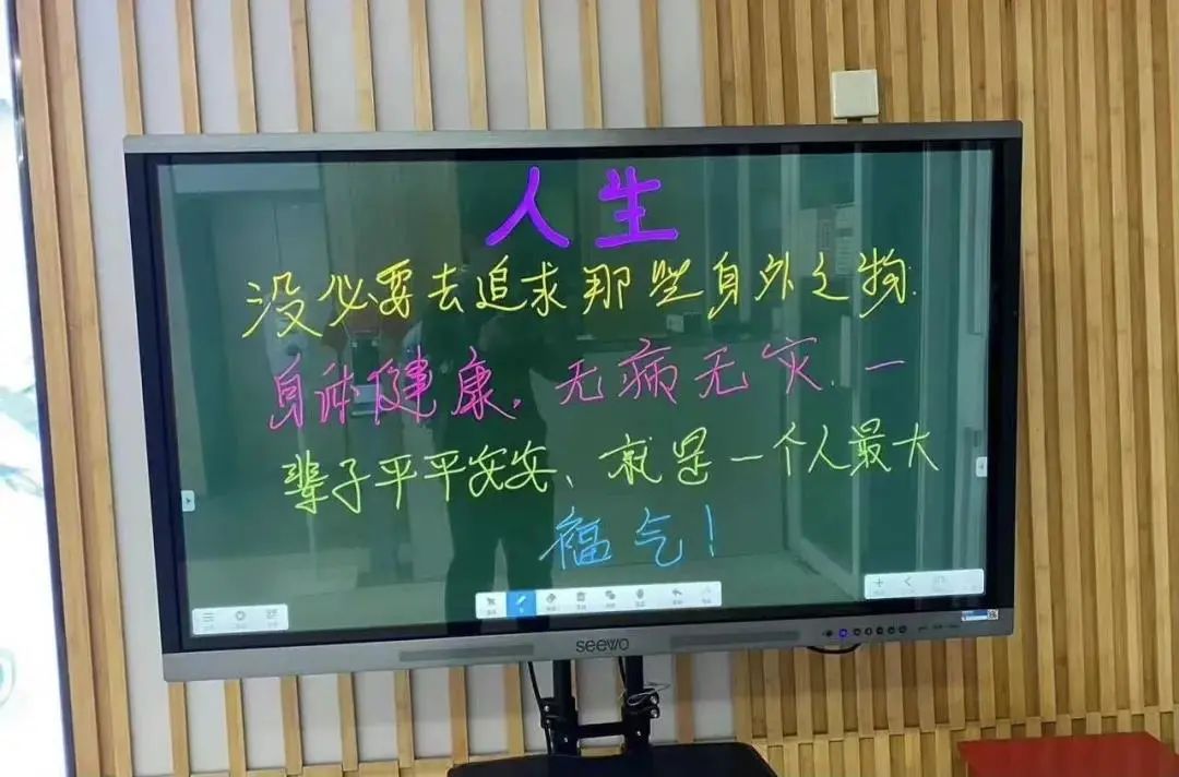 他們注意休息,注意身體你看,這幅就是放假了,去海邊,看日出放鬆一下