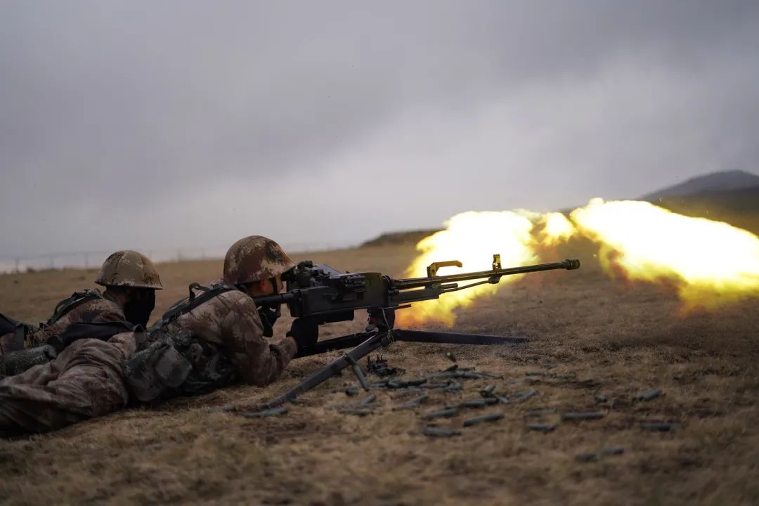 聚焦演兵场多武器实弹射击现场硝烟四起