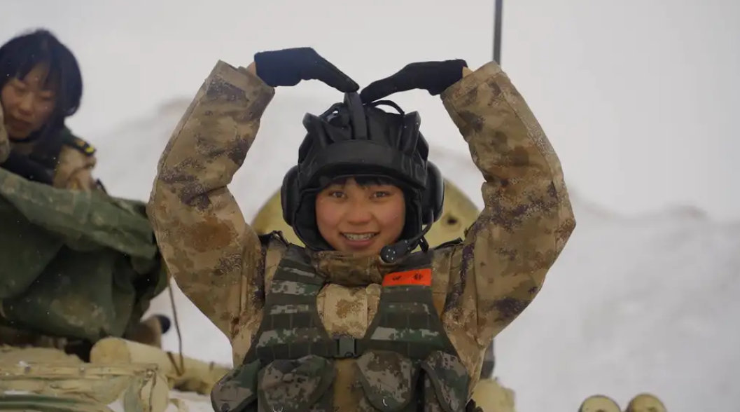 喀喇昆仑坦克女兵海拔5000米演练