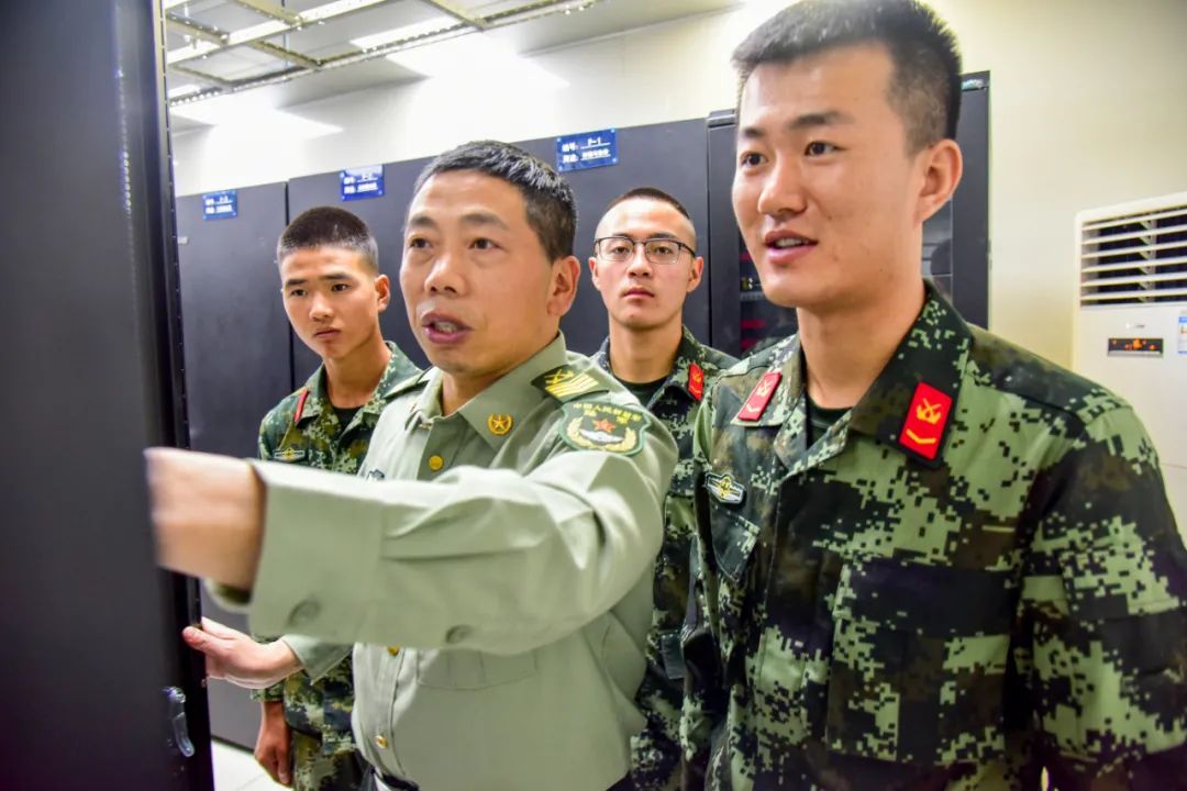 为武警官兵解答通信专业问题如今,詹武即将服役期满告