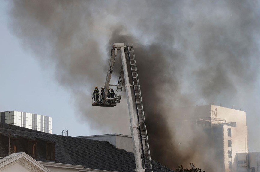 突发这国议会大厦着火了