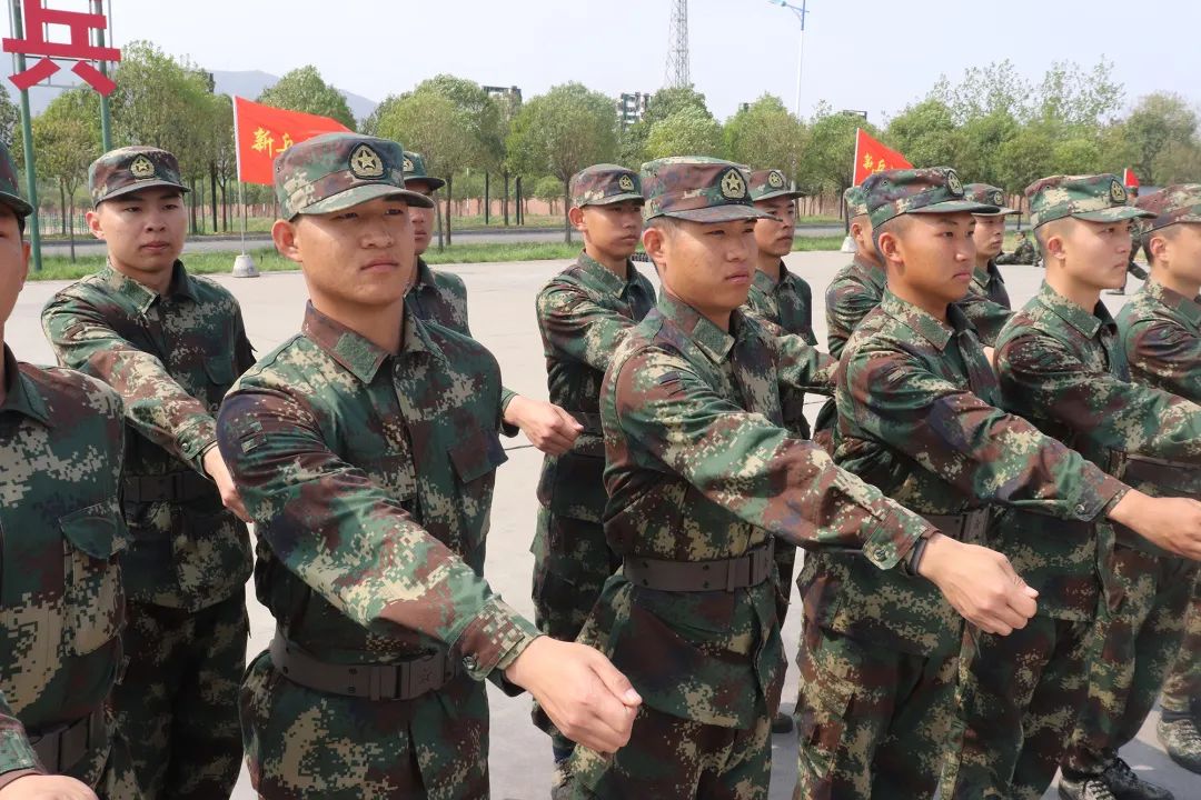 格外引人注目有一对双胞胎兄弟火箭军某部训练场上齐聚部队,逐梦军营