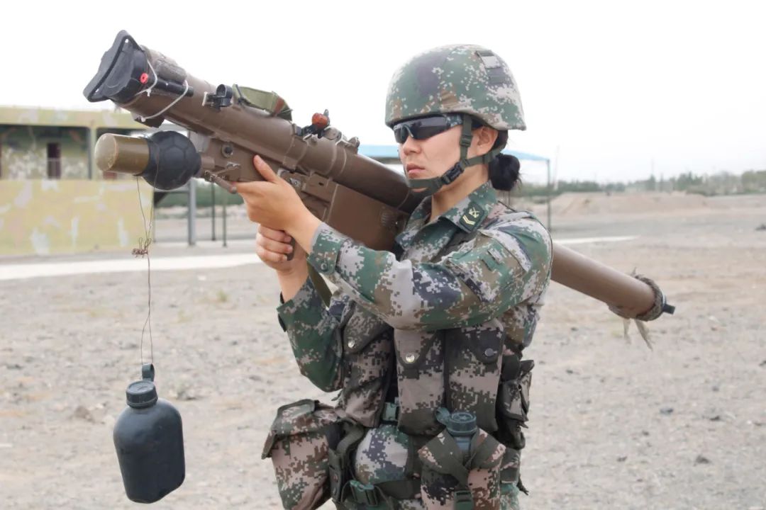 女兵们一直战斗在第一线面对的是风沙酷暑鏖战大漠戈壁鏖战戈壁,守护