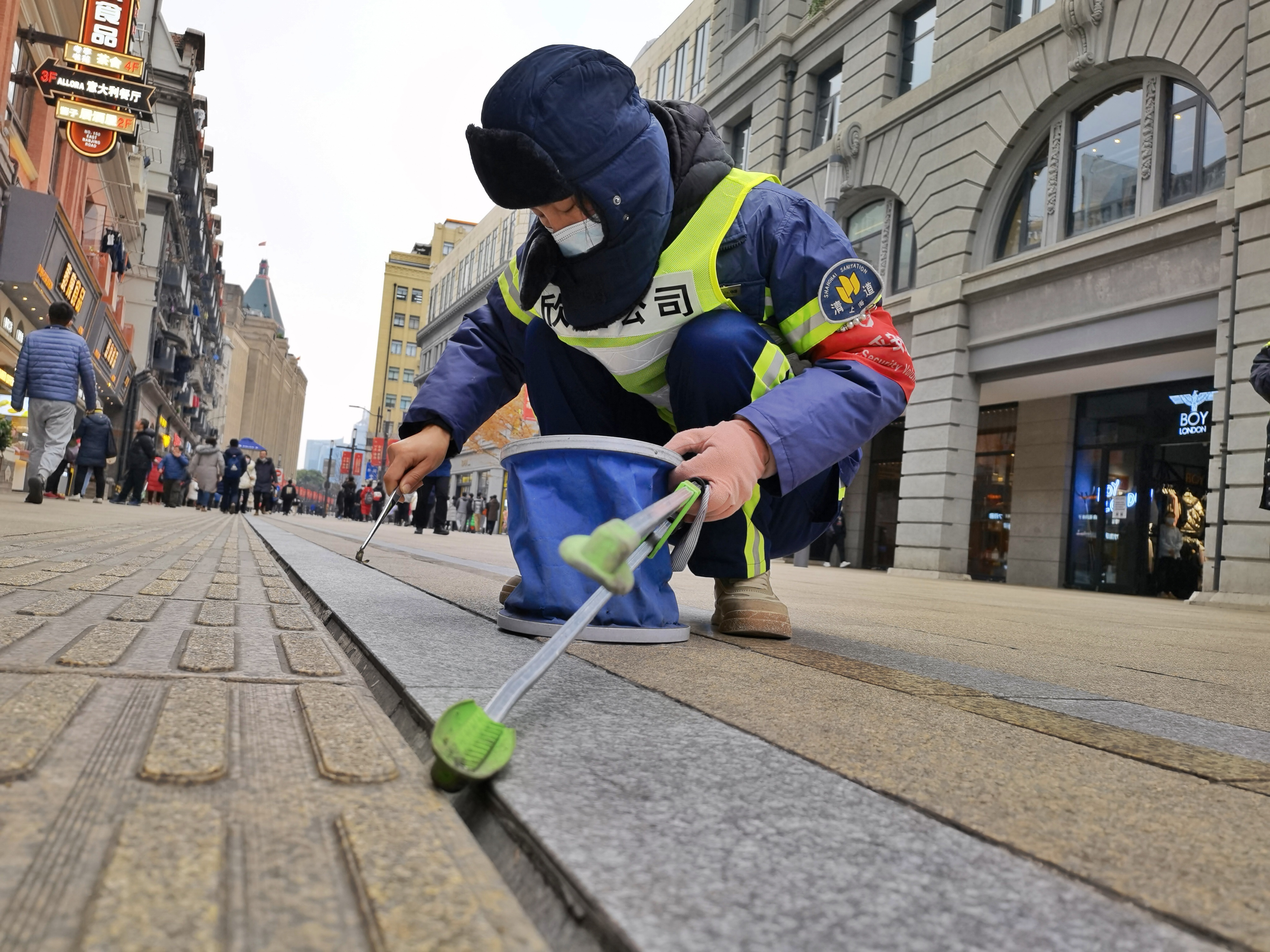 街拍黄浦丨南京路步行街精细化保洁是这样炼成的