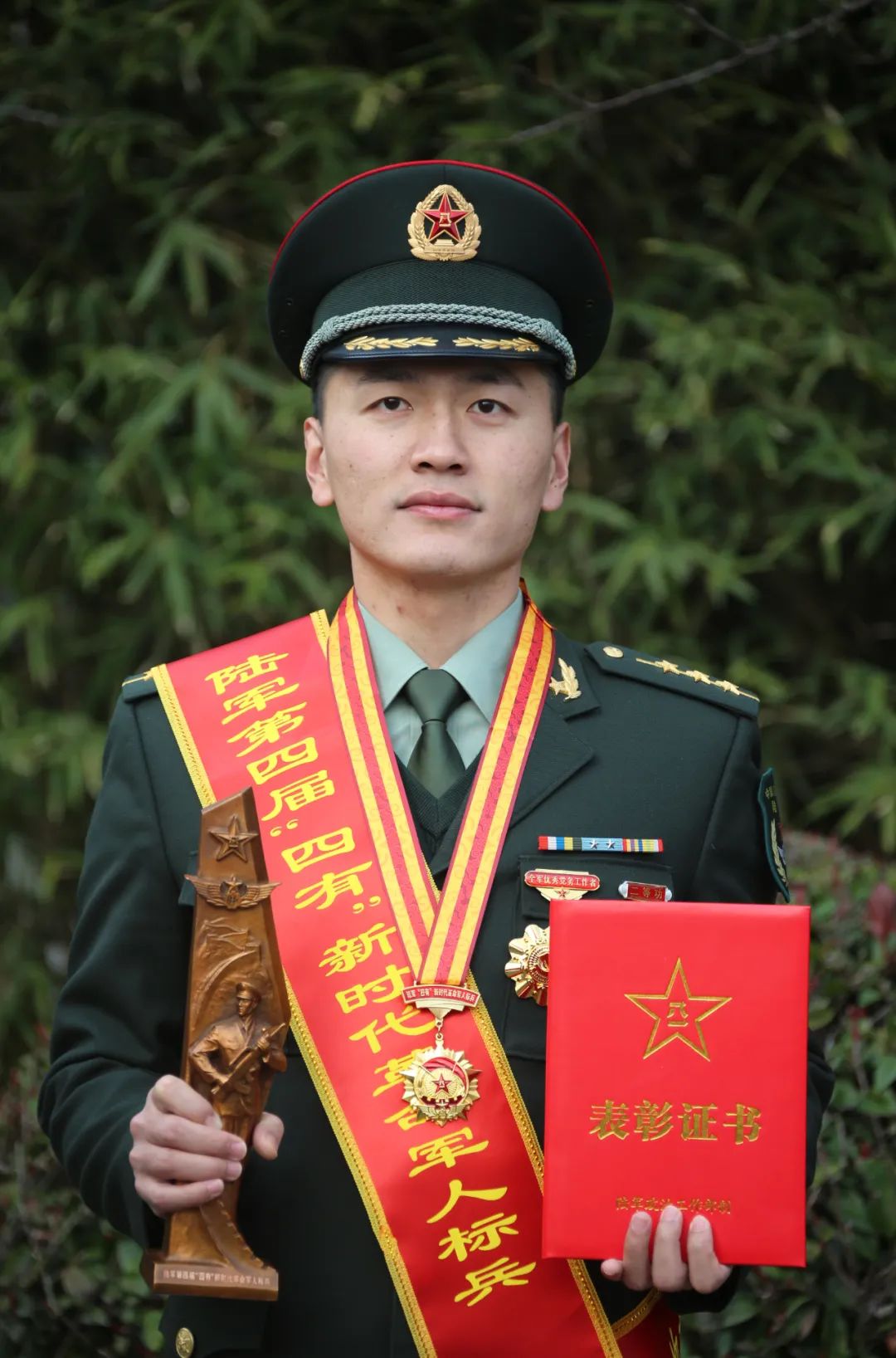 ​荣光时刻!十大标兵走进陆军最高荣誉殿堂_人民号