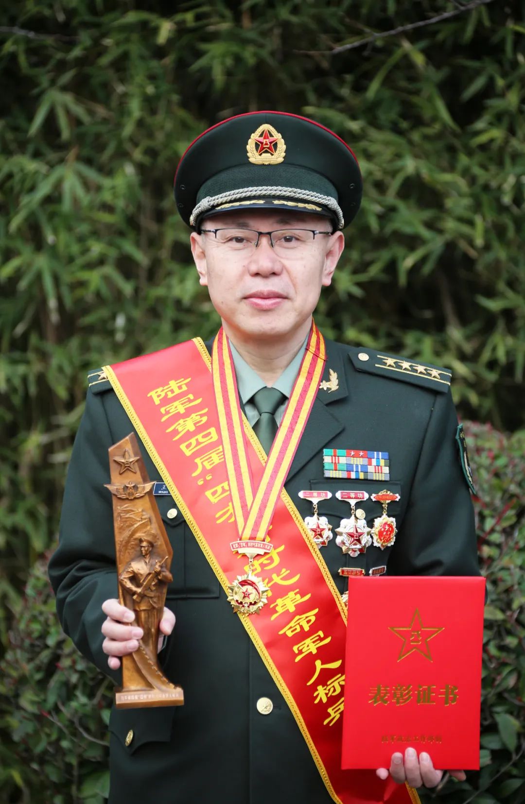 ​荣光时刻!十大标兵走进陆军最高荣誉殿堂_人民号