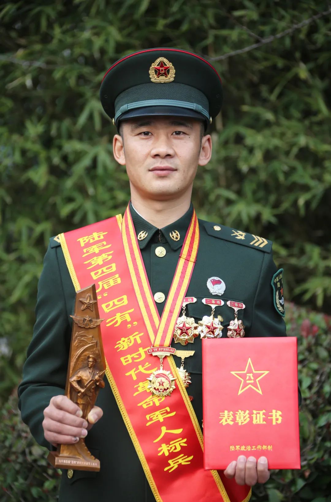 硬,书写雷锋传人的军旅传奇;三场鏖战战战赢,演绎铁甲车长的士兵突击