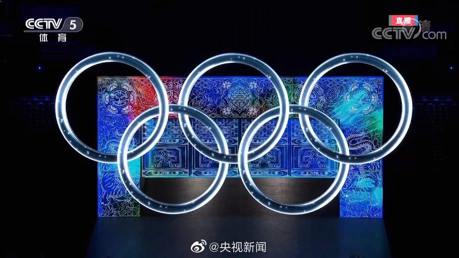 独具匠心运动员走过巨大五环中国门有多重含义