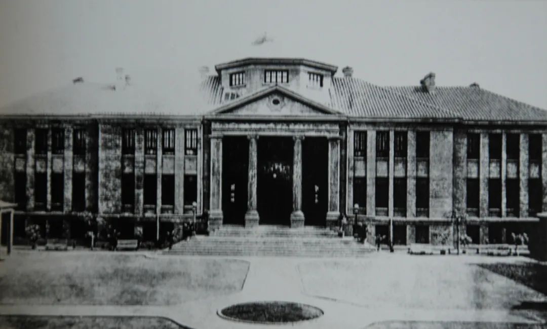 学校初等班第一次恳亲会全体师生合影1913年初,邓文淑随母亲到北京,入