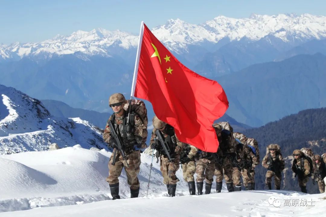 出"一不怕苦,二不怕死"战胜和压倒一切敌人的大无畏革命英雄主义精