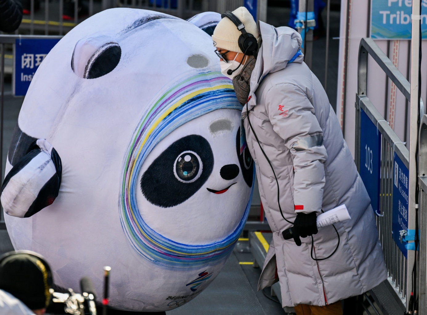 2月10日,在延庆国家高山滑雪中心举行男子全能回转比赛时,吉祥物冰墩